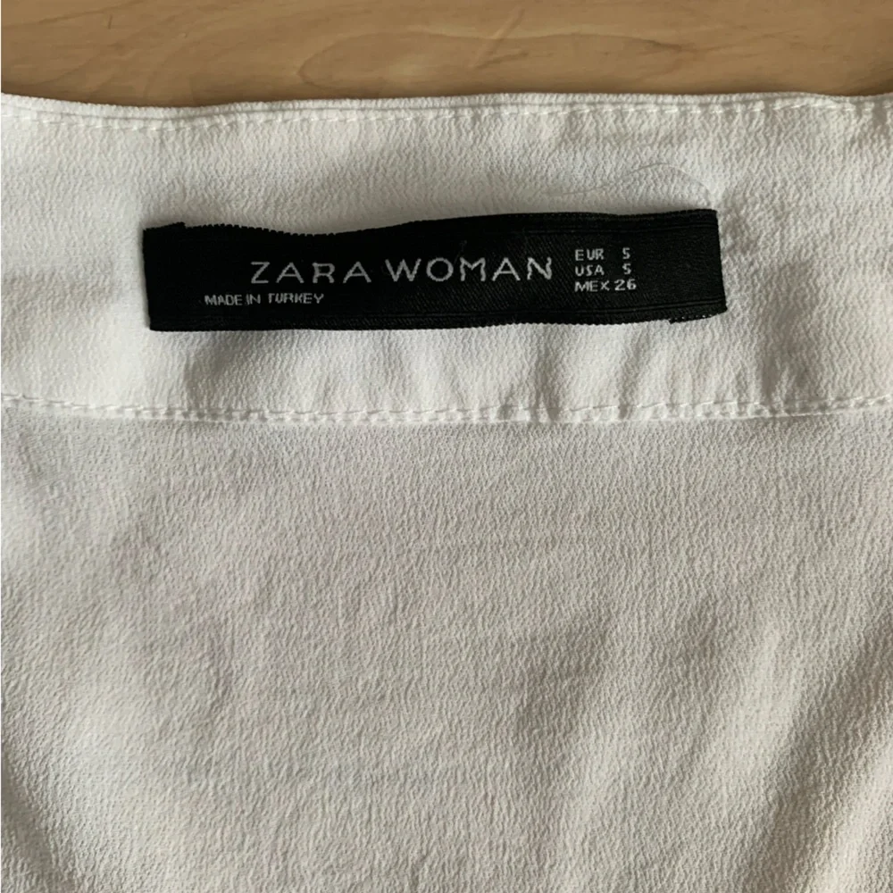 ZARA - White V-Neck Knit Top | Minimalist French Girl Style - Picture 3 of 8